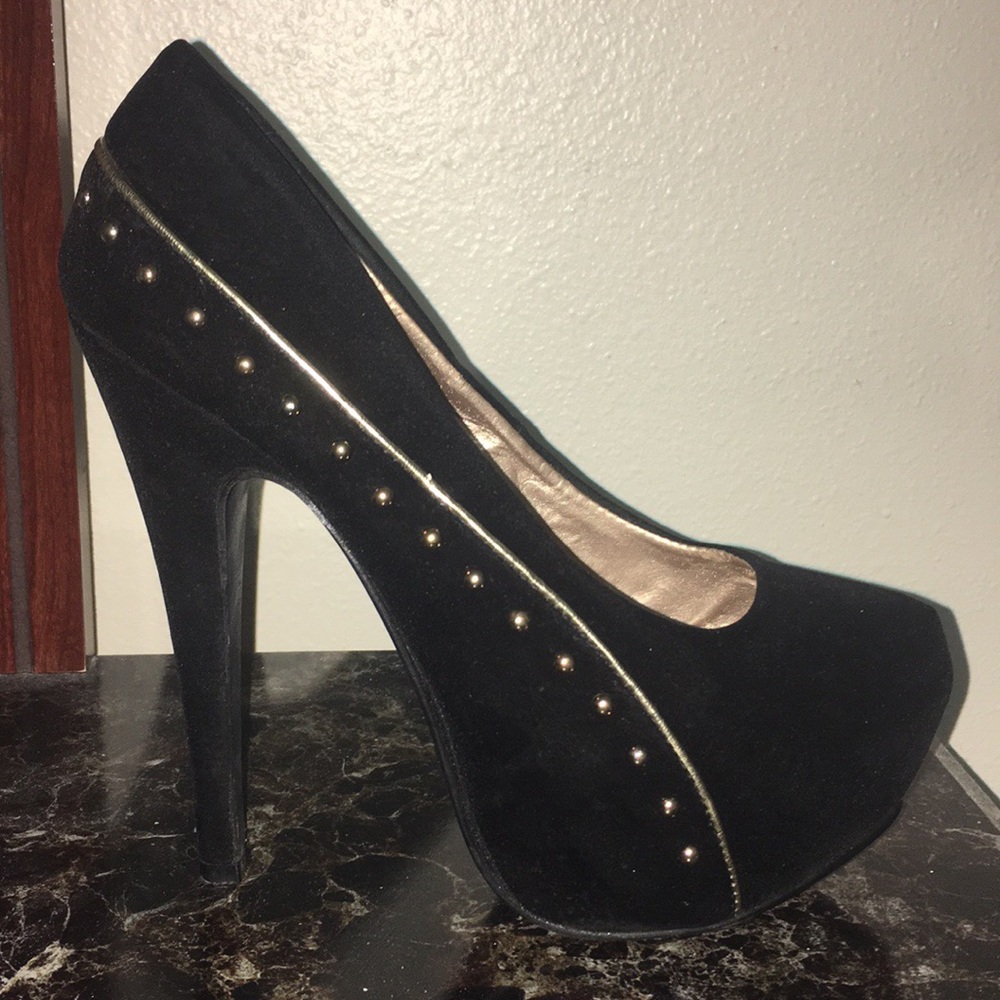 Qupid Black Suede Pumps